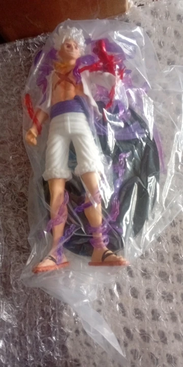 Foto de un comprador: Figura de Luffy Gear 5 Nika de PVC, 21 cm de altura