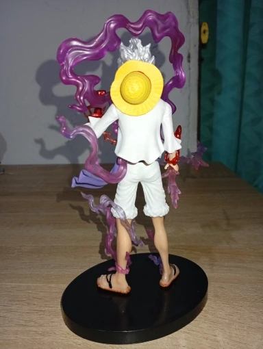 Foto de un comprador: Figura de Luffy Gear 5 Nika de PVC, 21 cm de altura