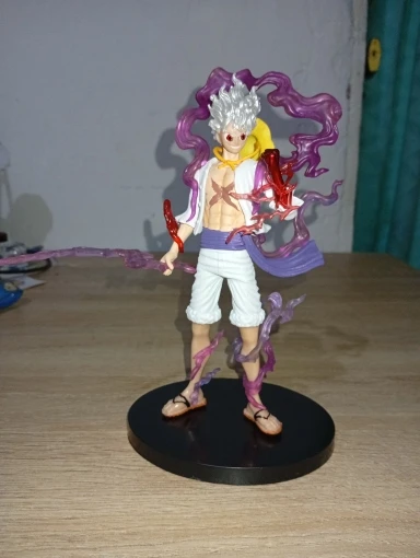 Foto de un comprador: Figura de Luffy Gear 5 Nika de PVC, 21 cm de altura