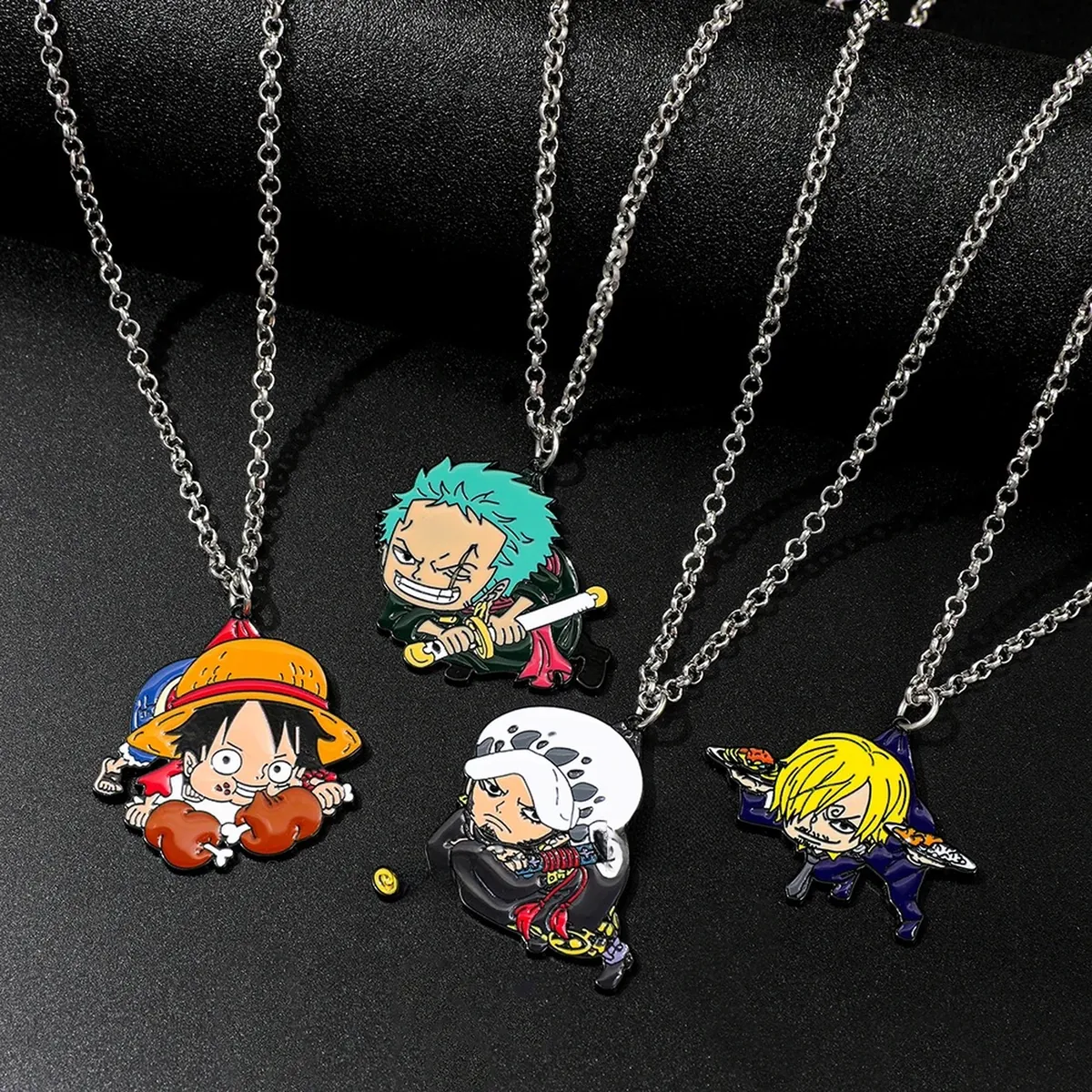 Collar con colgante de esmalte de One Piece: Luffy, Zoro, Sanji – vue 4