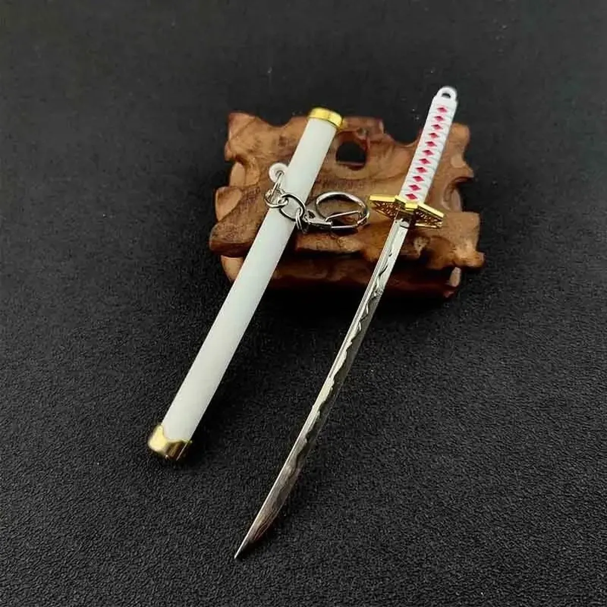 Disfraz de Zoro: llavero de mini espada con vaina de plástico – vue 3