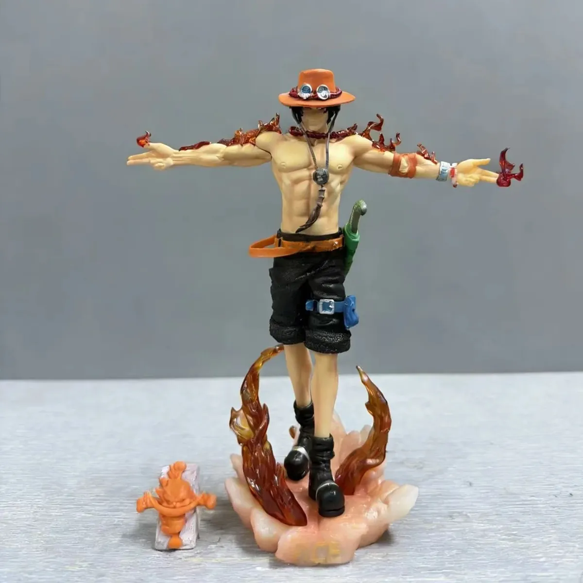 Figura de Ace de One Piece de 28 cm, escala 1/6, con base – vue 2