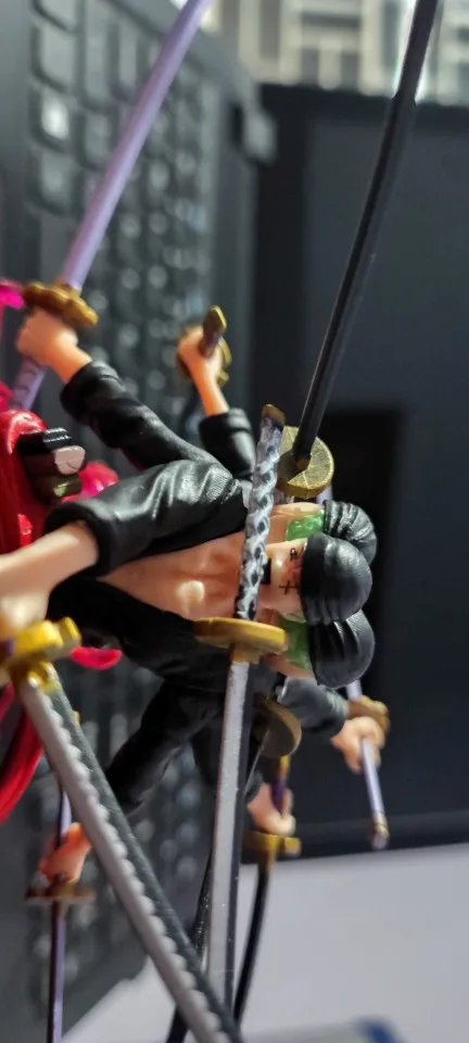 Foto de un comprador: Figura de Zoro de acción con espadas armables, 14 cm