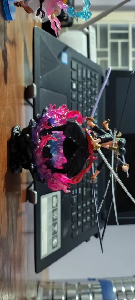 Foto de un comprador: Figura de Zoro de acción con espadas armables, 14 cm