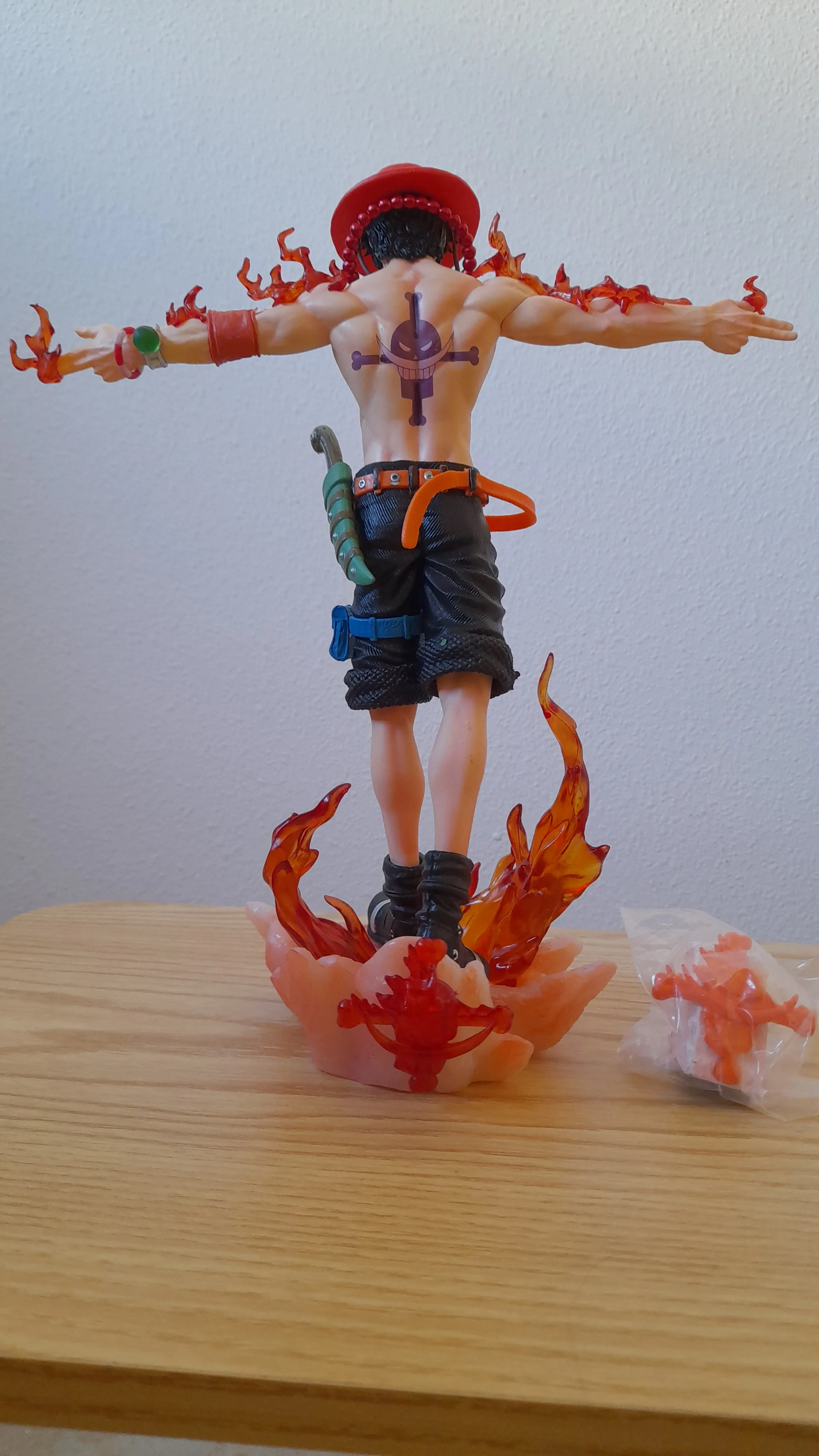 Foto de un comprador: Figura de Ace de One Piece de 28 cm, escala 1/6, con base