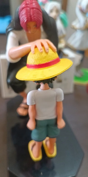Foto de un comprador: Figura de Luffy y Shanks con sombrero de paja, PVC de 18 cm