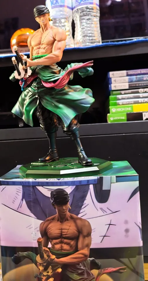 Foto de un comprador: Figura de Zoro de PVC GK de 28 cm para decorar tu escritorio