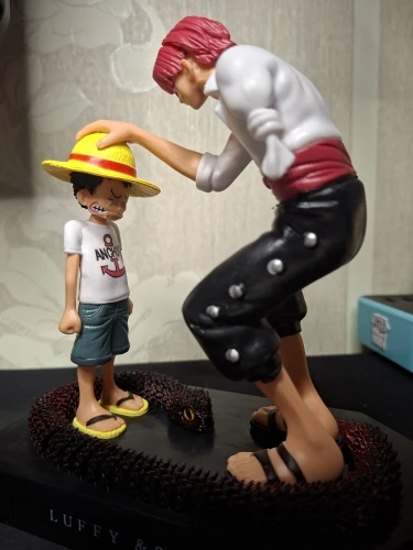 Foto de un comprador: Figura de Luffy y Shanks con sombrero de paja, PVC de 18 cm