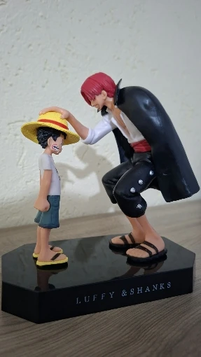 Foto de un comprador: Figura de Luffy y Shanks con sombrero de paja, PVC de 18 cm