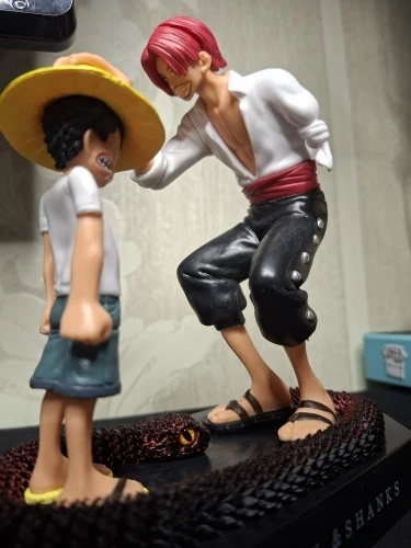 Foto de un comprador: Figura de Luffy y Shanks con sombrero de paja, PVC de 18 cm