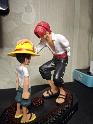 Foto de un comprador: Figura de Luffy y Shanks con sombrero de paja, PVC de 18 cm