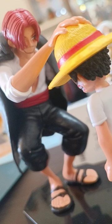 Foto de un comprador: Figura de Luffy y Shanks con sombrero de paja, PVC de 18 cm