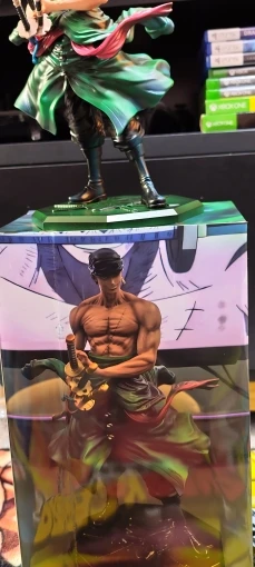 Foto de un comprador: Figura de Zoro de PVC GK de 28 cm para decorar tu escritorio