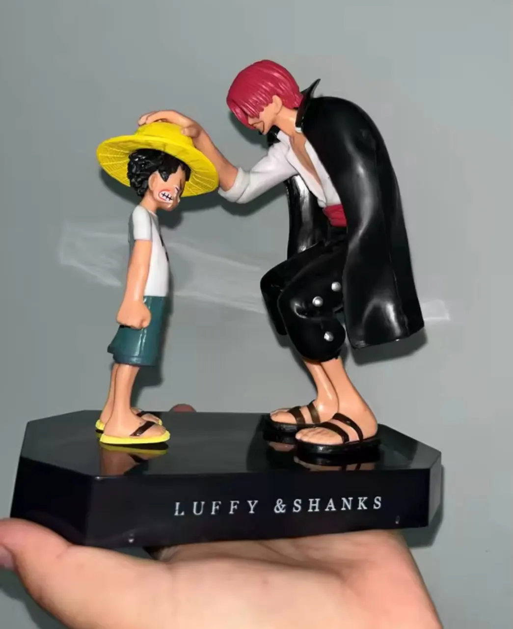 Foto de un comprador: Figura de Luffy y Shanks con sombrero de paja, PVC de 18 cm