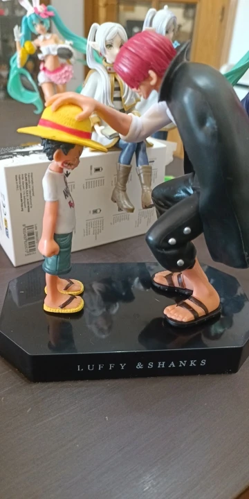 Foto de un comprador: Figura de Luffy y Shanks con sombrero de paja, PVC de 18 cm