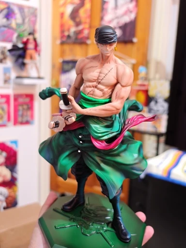 Foto de un comprador: Figura de Zoro de PVC GK de 28 cm para decorar tu escritorio
