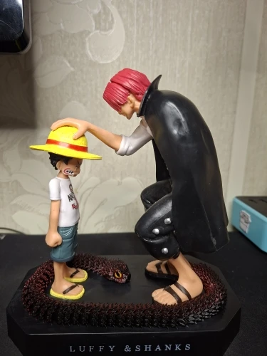 Foto de un comprador: Figura de Luffy y Shanks con sombrero de paja, PVC de 18 cm