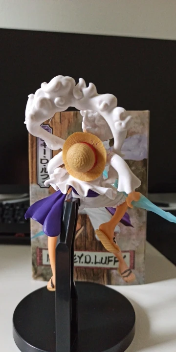 Foto de un comprador: Figura de One Piece Luffy Nika de PVC, 18 cm con base