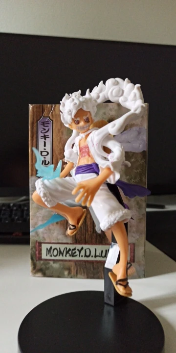 Foto de un comprador: Figura de One Piece Luffy Nika de PVC, 18 cm con base
