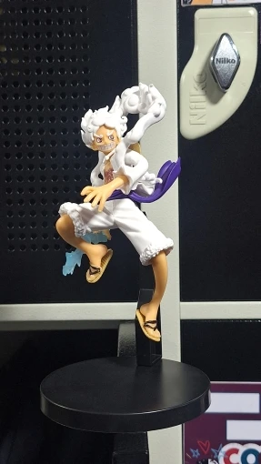 Foto de un comprador: Figura de One Piece Luffy Nika de PVC, 18 cm con base