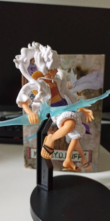 Foto de un comprador: Figura de One Piece Luffy Nika de PVC, 18 cm con base
