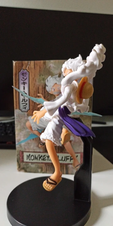 Foto de un comprador: Figura de One Piece Luffy Nika de PVC, 18 cm con base