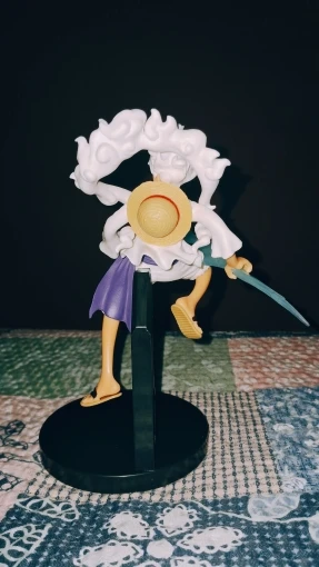 Foto de un comprador: Figura de One Piece Luffy Nika de PVC, 18 cm con base