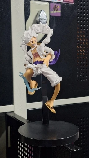 Foto de un comprador: Figura de One Piece Luffy Nika de PVC, 18 cm con base