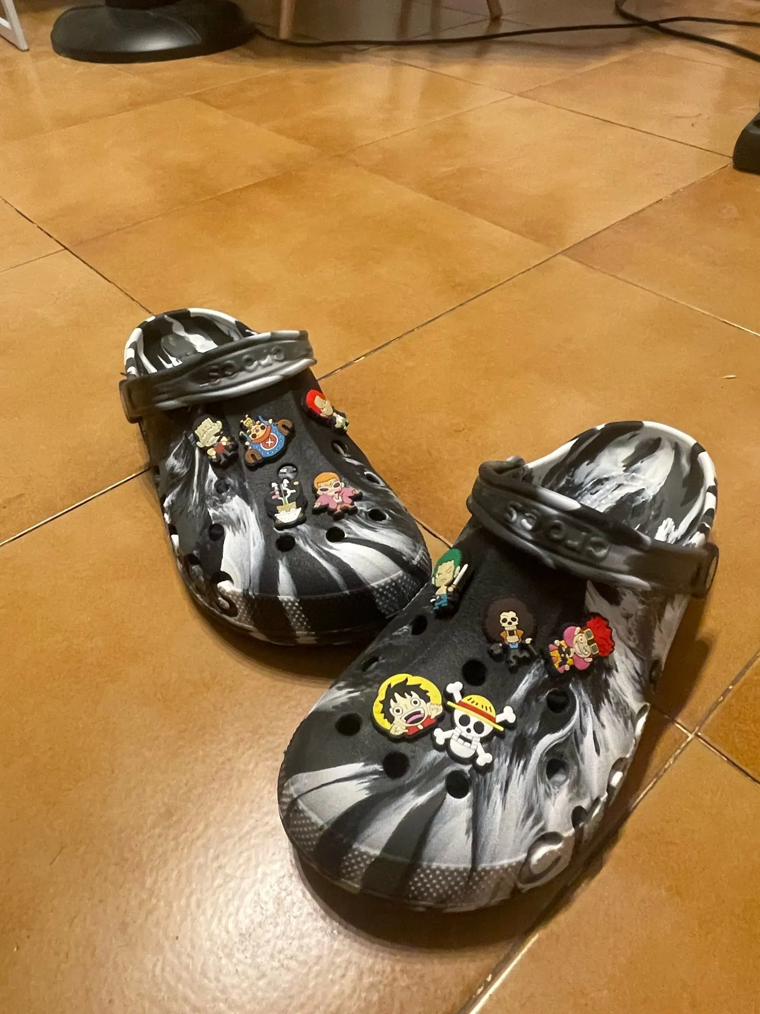 Foto de un comprador: Figura de Zoro, Luffy y Sanji en dijes para zuecos, 12 a 36 pzs