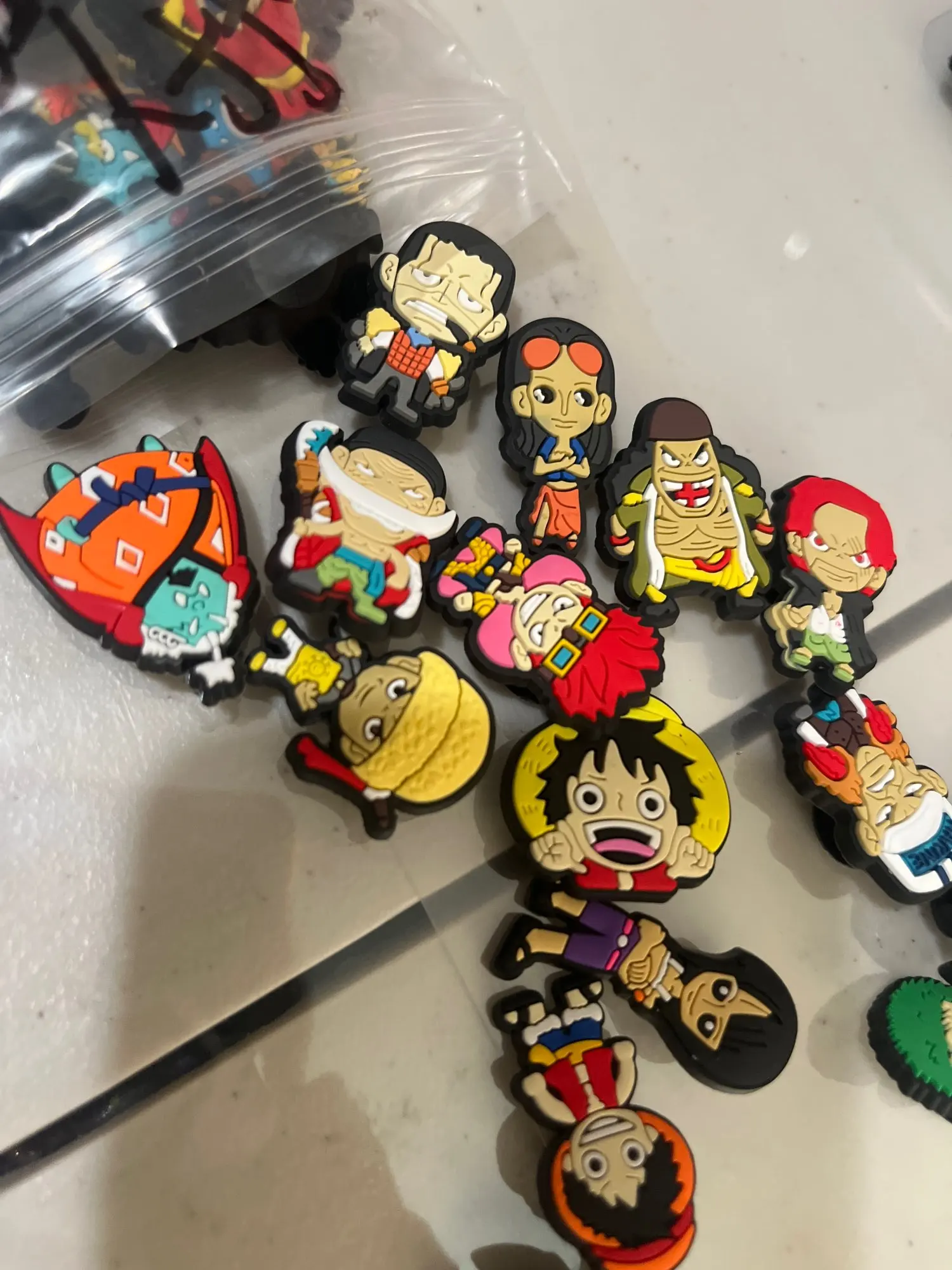 Foto de un comprador: Figura de Zoro, Luffy y Sanji en dijes para zuecos, 12 a 36 pzs