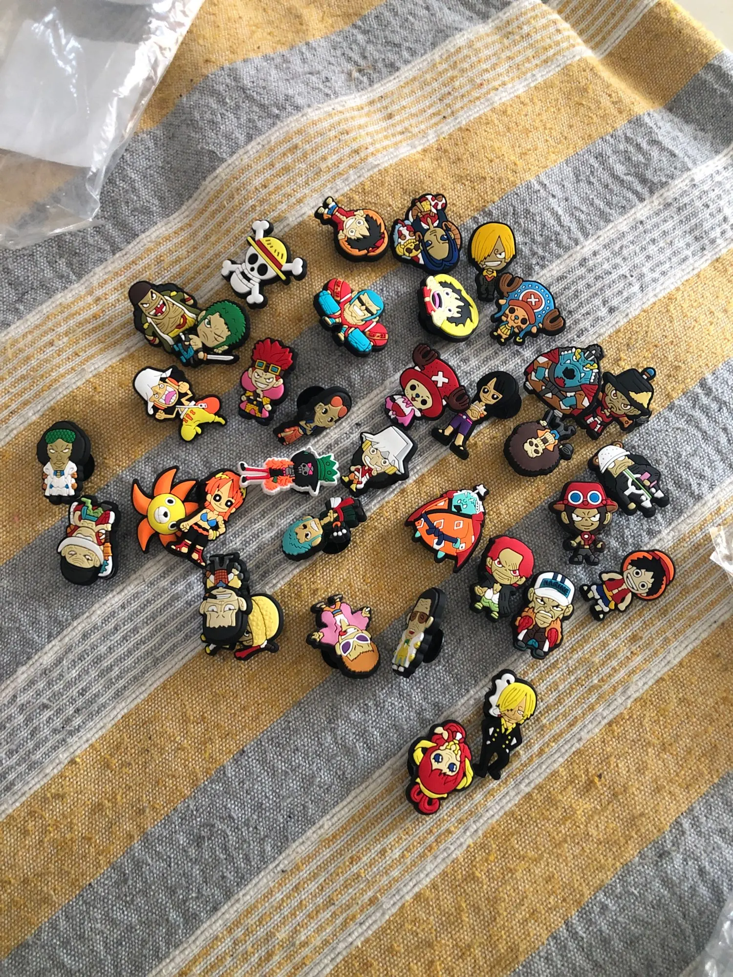 Foto de un comprador: Figura de Zoro, Luffy y Sanji en dijes para zuecos, 12 a 36 pzs
