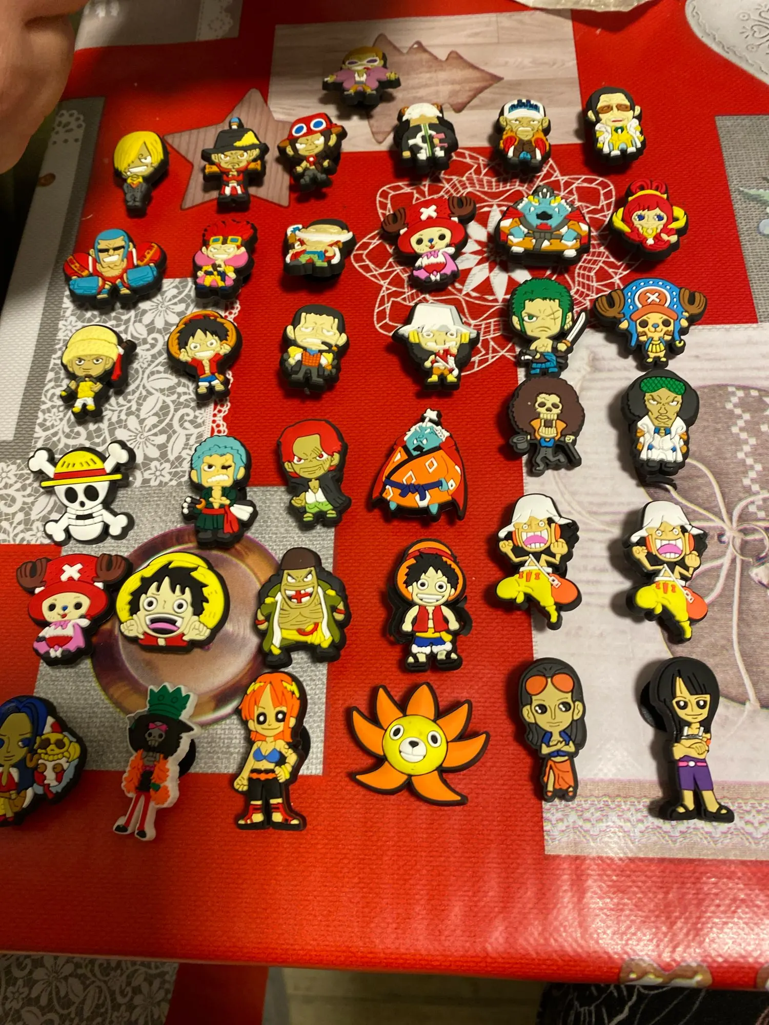 Foto de un comprador: Figura de Zoro, Luffy y Sanji en dijes para zuecos, 12 a 36 pzs
