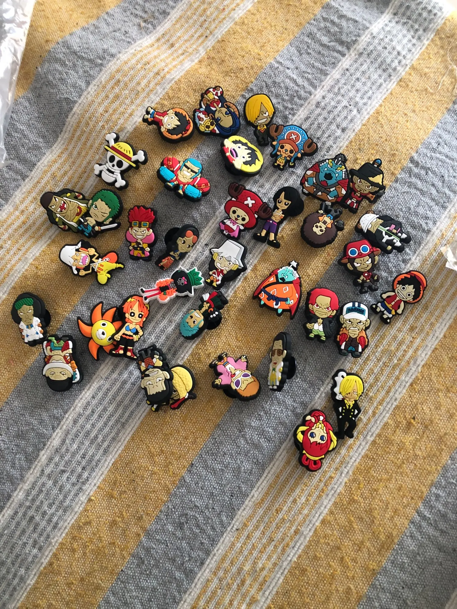 Foto de un comprador: Figura de Zoro, Luffy y Sanji en dijes para zuecos, 12 a 36 pzs