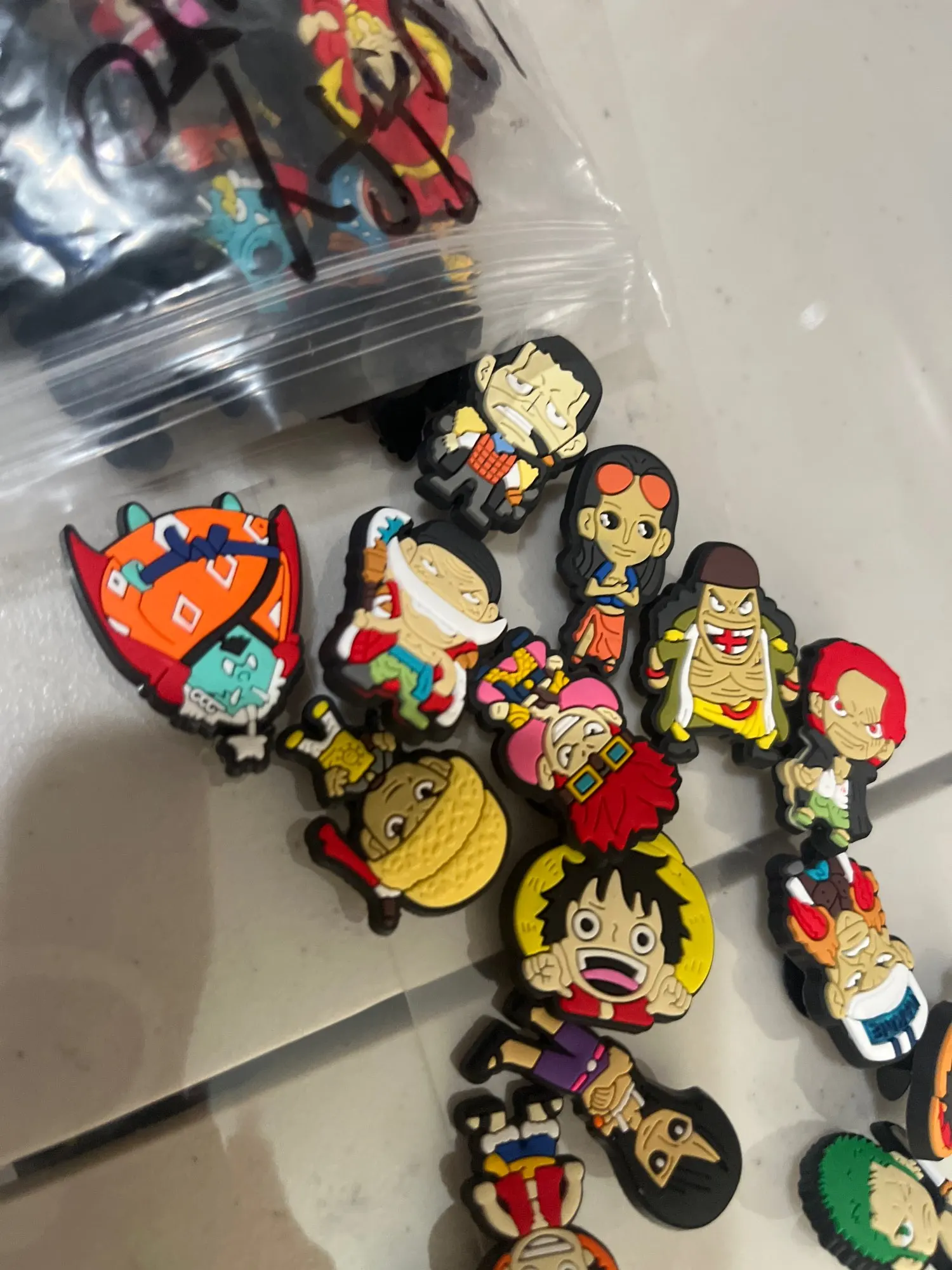 Foto de un comprador: Figura de Zoro, Luffy y Sanji en dijes para zuecos, 12 a 36 pzs