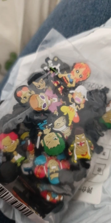 Foto de un comprador: Figura de Zoro, Luffy y Sanji en dijes para zuecos, 12 a 36 pzs