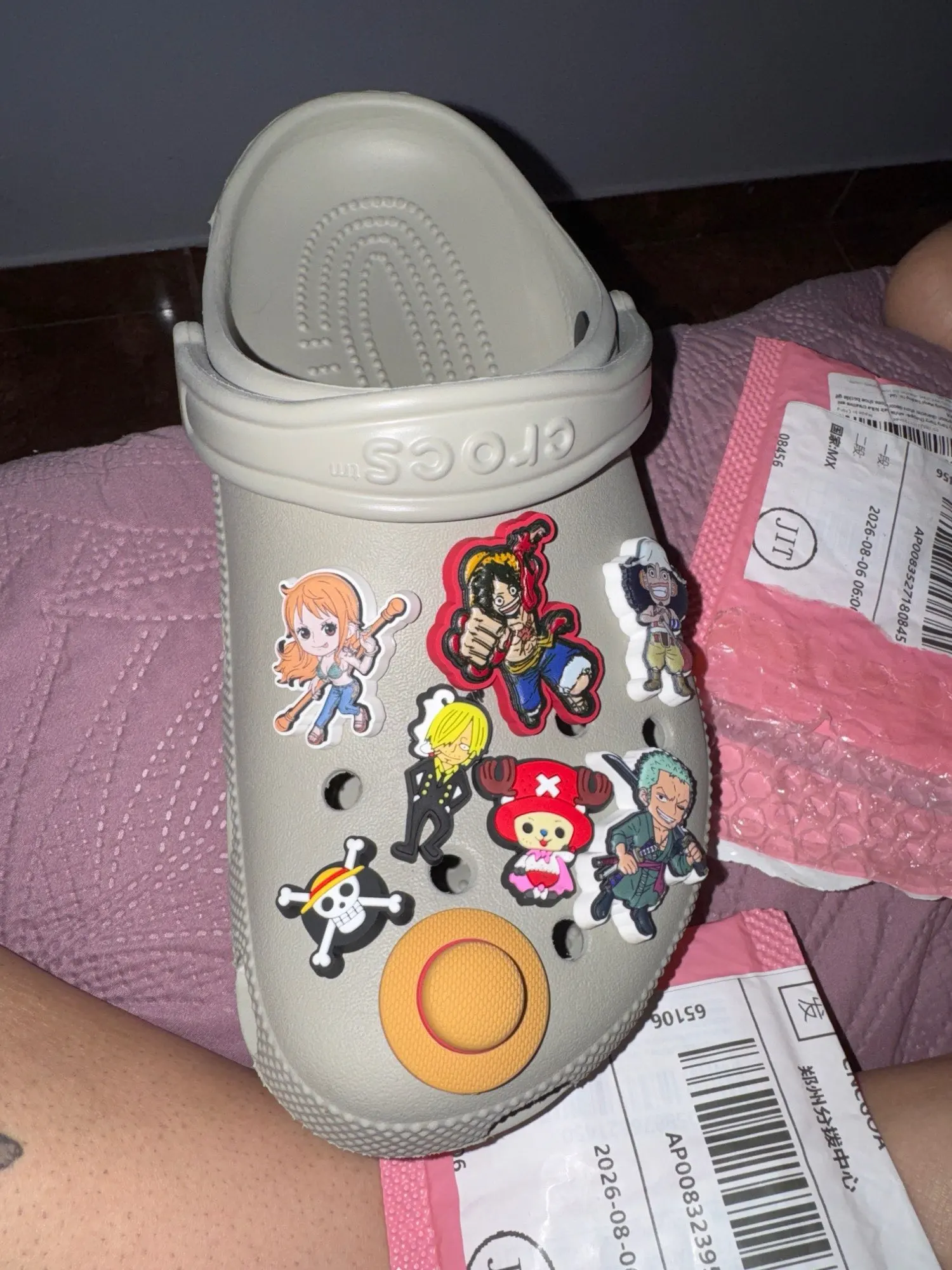 Foto de un comprador: Dijes de One Piece para zapatos con Luffy, Chopper y Nika