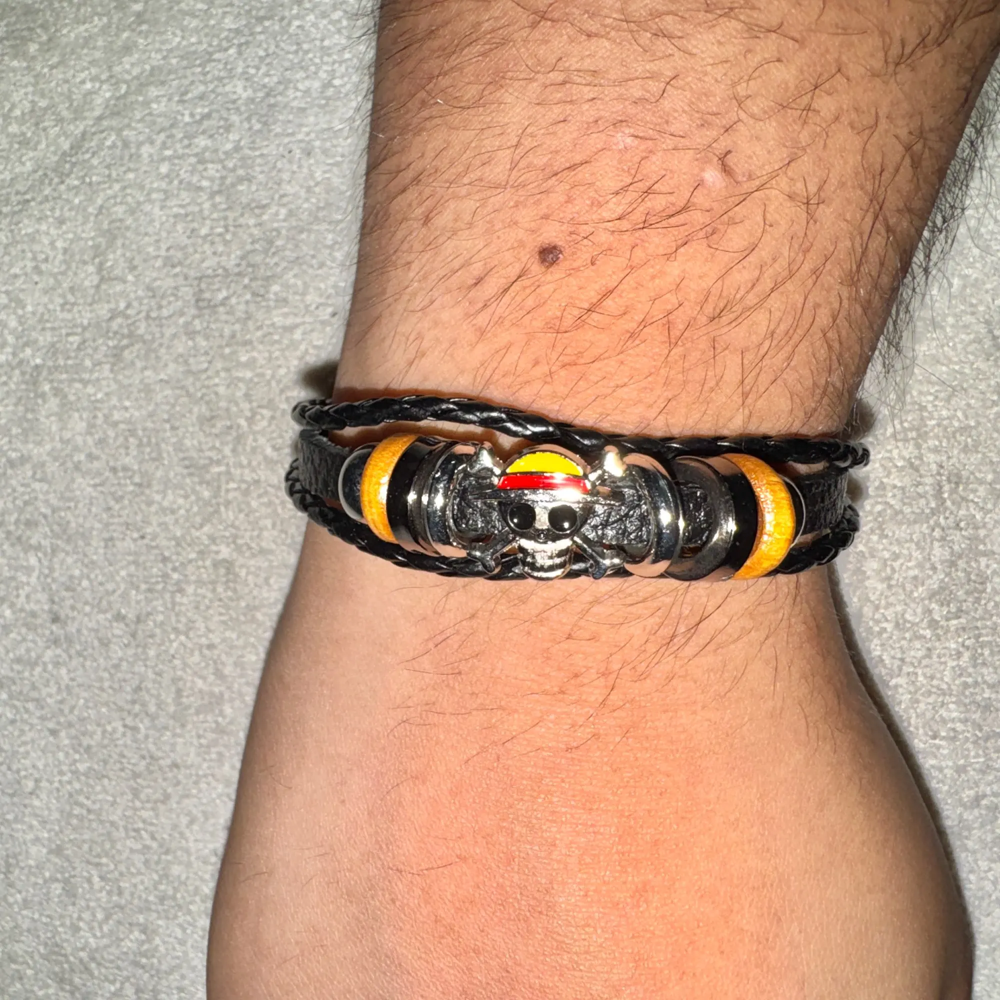 Foto de un comprador: Disfraz de Luffy: pulsera de piel sintética con broches