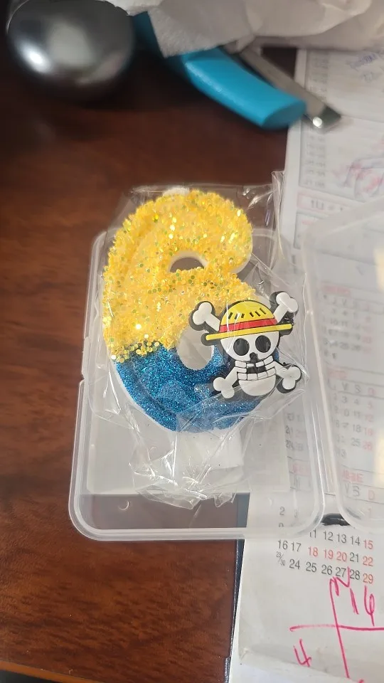 Foto de un comprador: Velas de One Piece con números del 0 al 9 y Luffy