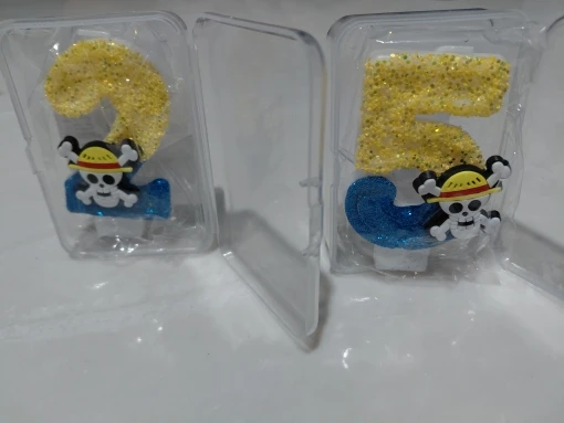 Foto de un comprador: Velas de One Piece con números del 0 al 9 y Luffy